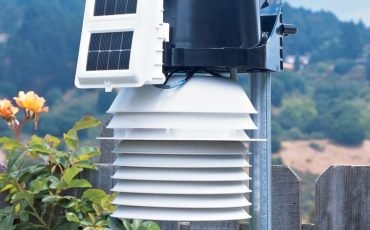 Davis Vantage Pro2 home weather station with a fan aspirated radiation shield